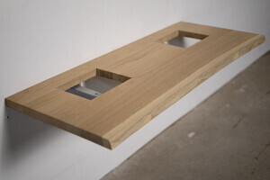 Waschtischplatte aus Eichenholz mit zweifachen Beckenausschnitt und einer Baumkante 0127